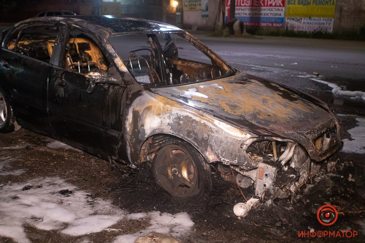 Водитель почувствовал запах гари и остановил машину