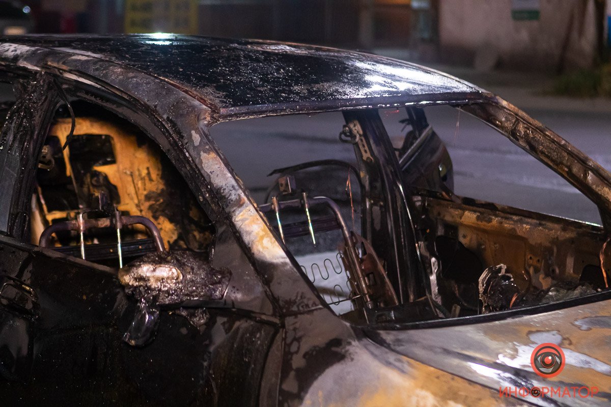 Выгорела не только передняя часть автомобиля, но и пассажирский салон