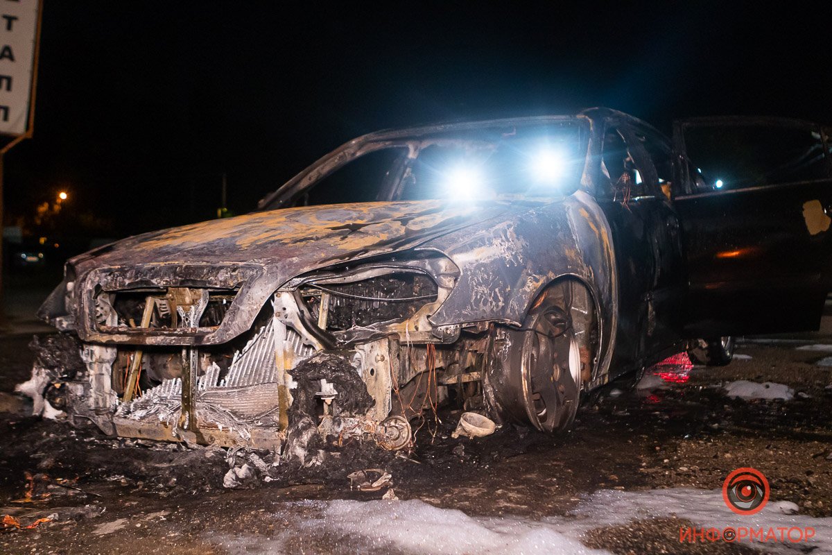 Тушить пламя водителю помогали свидетели, пока не приехали сотрудники ГСЧС