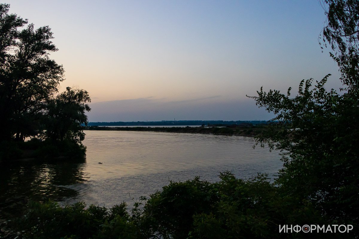 Вокруг стоит оглушающая тишина Вокруг стоит оглушающая тишина