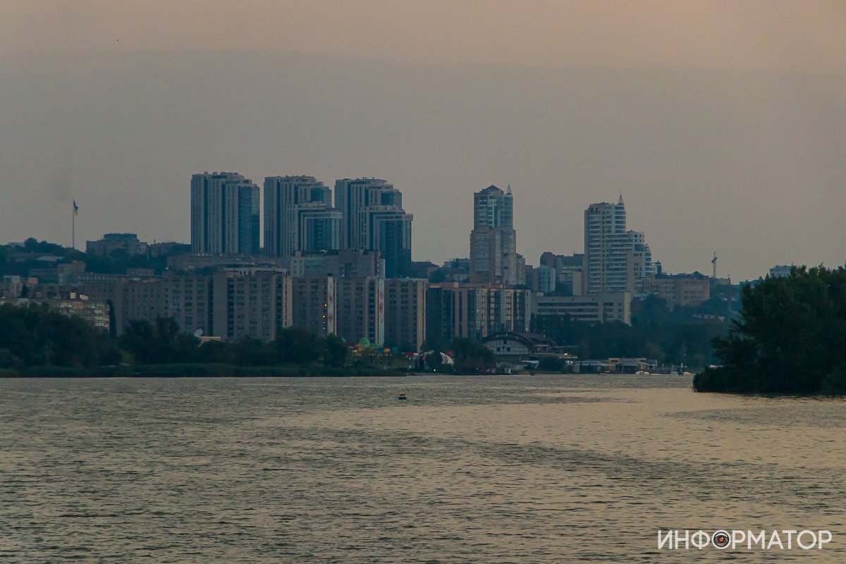 Кажется, будто город совсем далеко Кажется, будто город совсем далеко