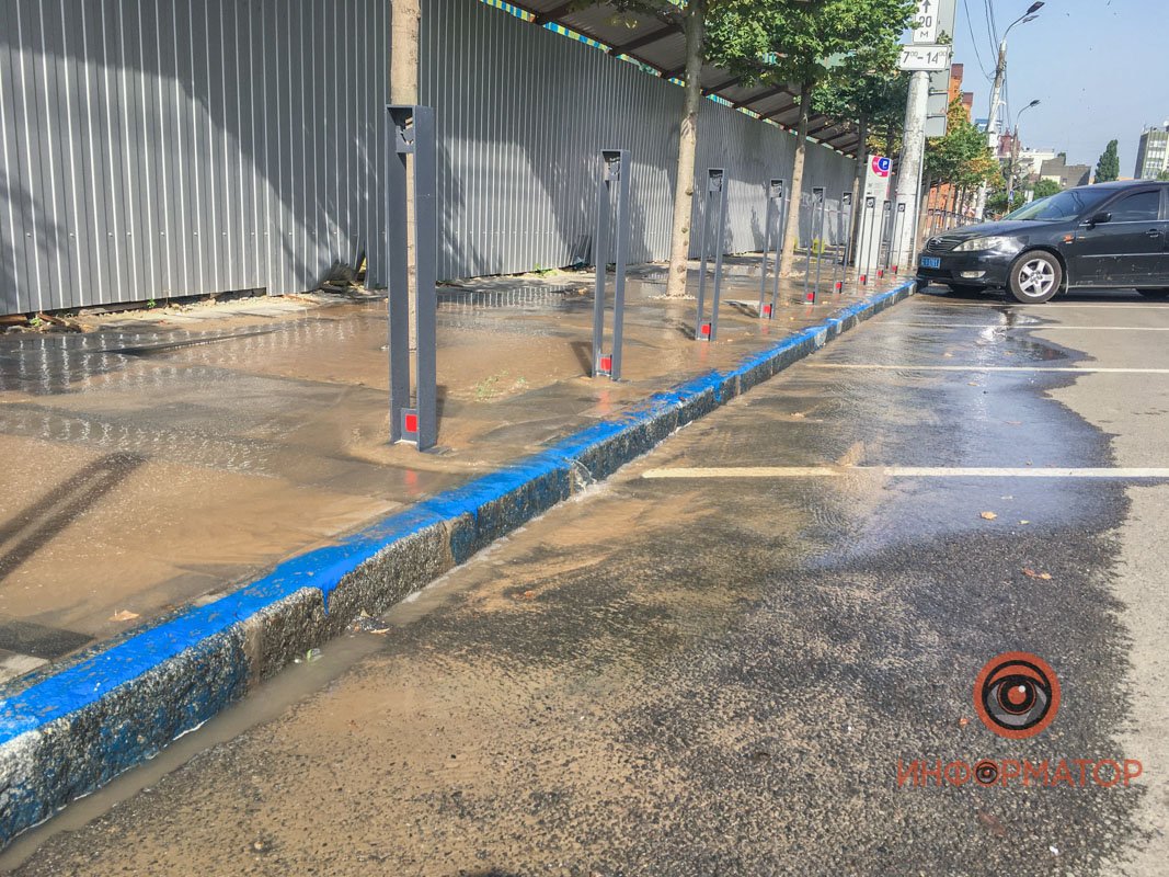 В центре Днепра из-за аварии на водоводе залило несколько улиц 2