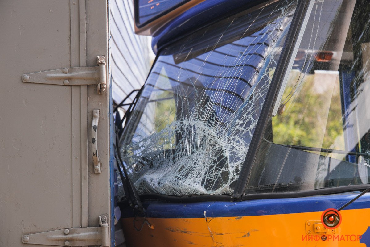 Предварительно, водитель трамвая видел грузовик, но продолжил движение Предварительно, водитель трамвая видел грузовик, но продолжил движение