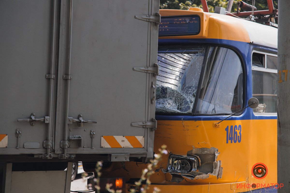 Вагон убрали при помощи другого состава Вагон убрали при помощи другого состава