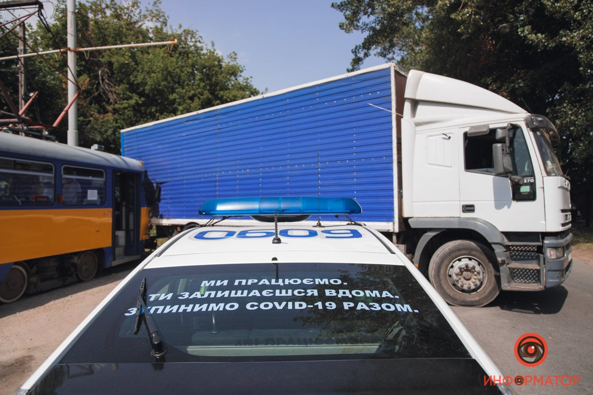 Фура стояла на рельсах и пропускала авто Фура стояла на рельсах и пропускала авто