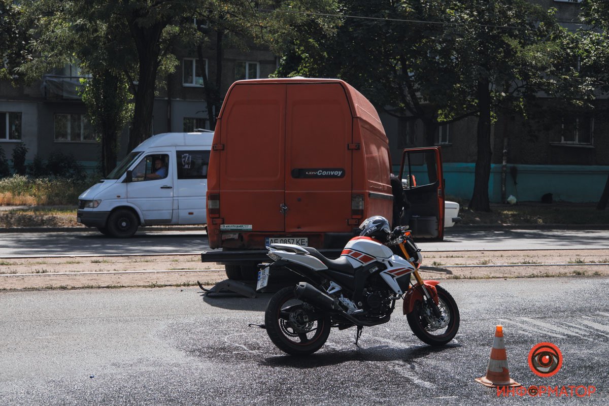 Предварительно, автомобиль совершал разворот