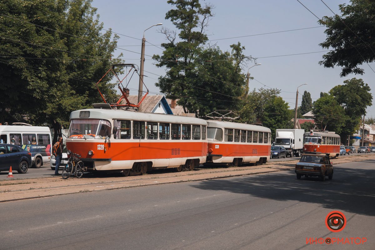 Спасатели смыли с асфальта пролившийся бензин 