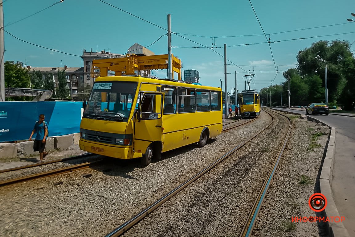 В Днепре на Яворницкого маршрутка №87 заехала на рельсы и застряла: движение трамваев парализовано 2