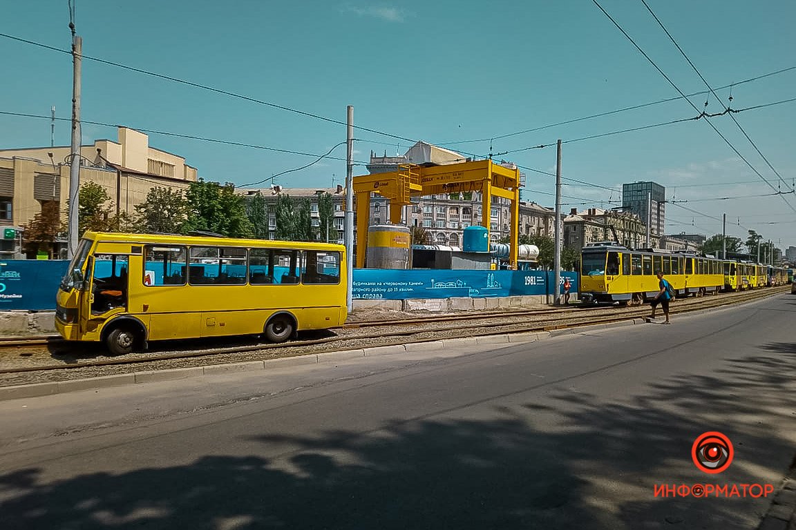 В Днепре на Яворницкого маршрутка №87 заехала на рельсы и застряла: движение трамваев парализовано 5