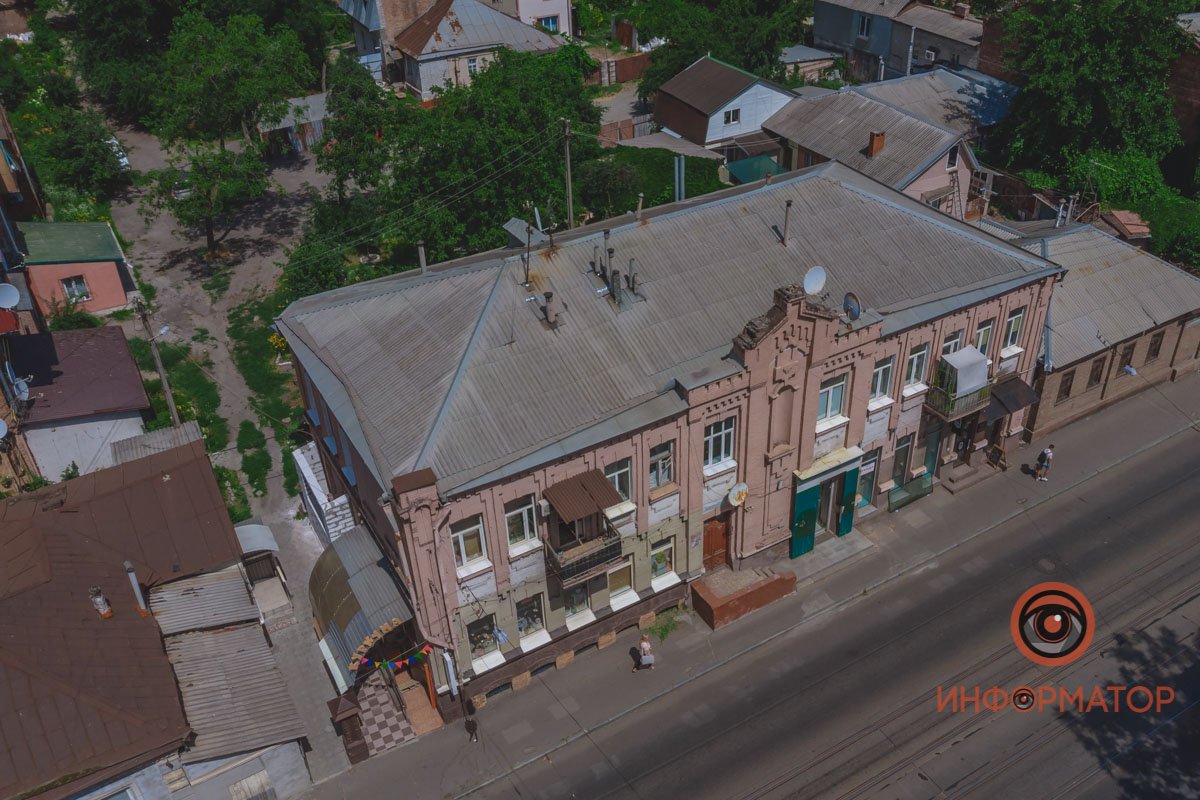 В Днепре к историческому зданию добавили незаконную пристройку 7