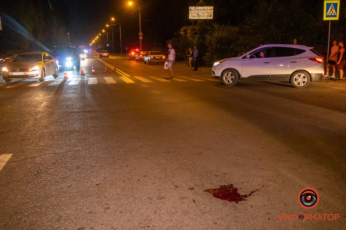 Она переходила дорогу по пешеходу