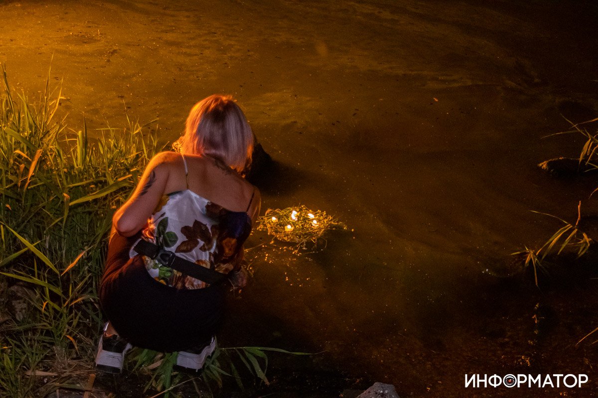 Один венок все же спустили на воду