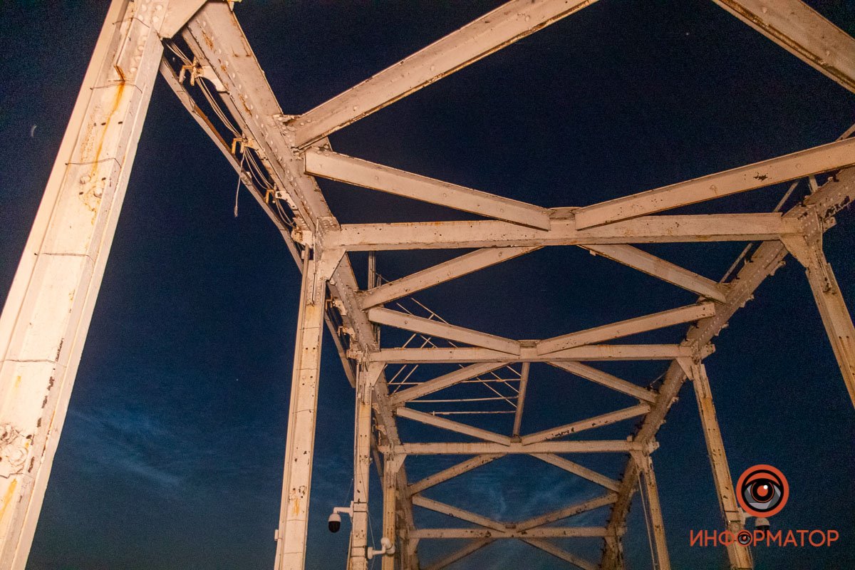 Молодой человек сидел на краю конструкции