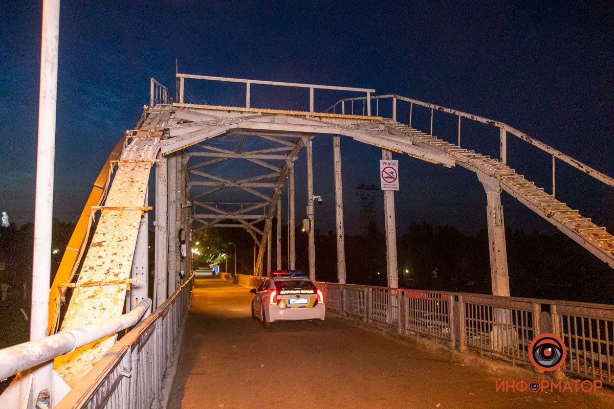 Патрульные отговорили парня от прыжка