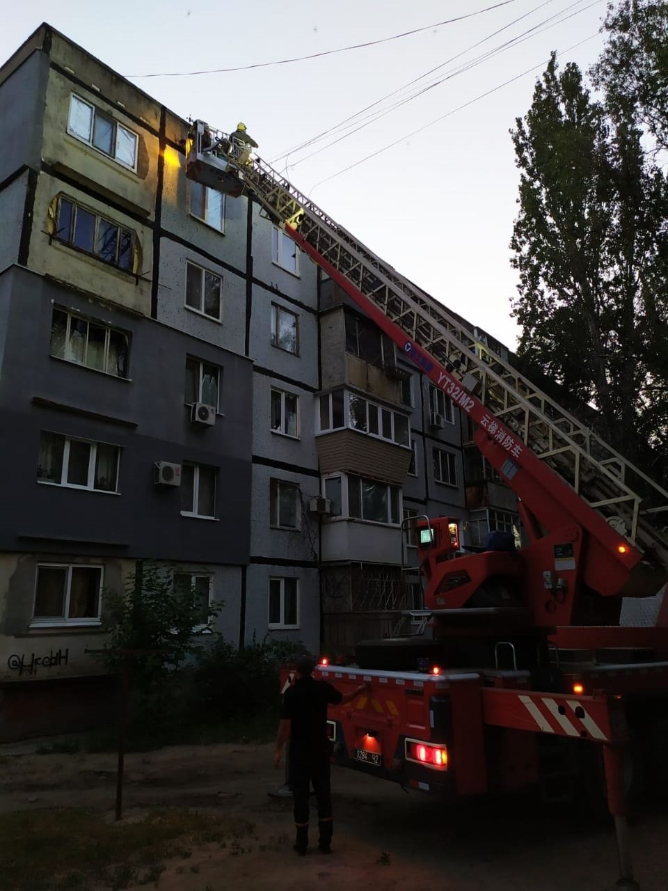 В Днепре рой диких пчел поселился в вентиляции жилого дома 2