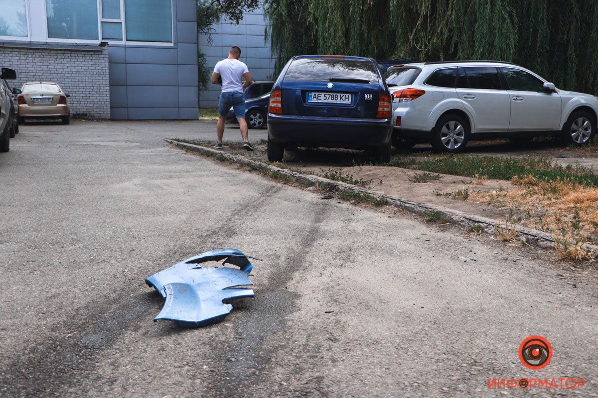 От удара Skoda ударила припаркованный Subaru