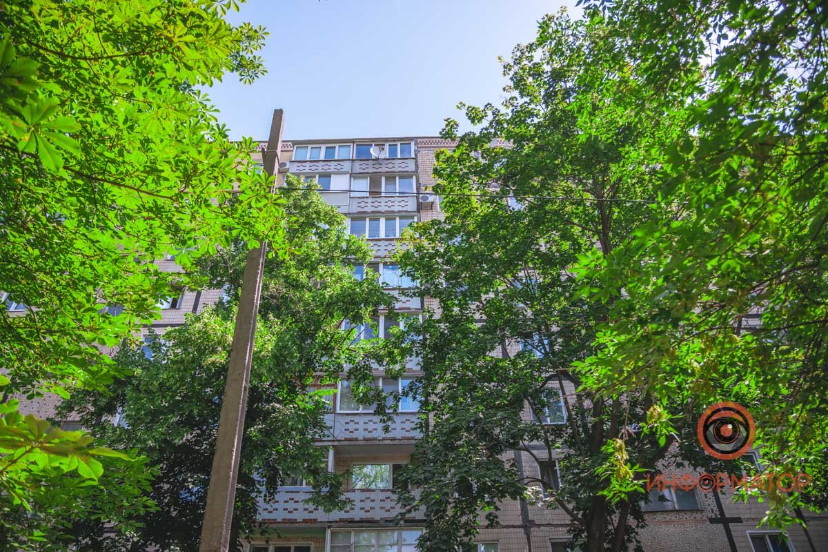 Мужчина выпал из окна 8-го этажа Мужчина выпал из окна 8-го этажа