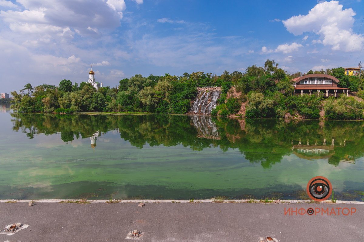 Река Днепр зацвела и покрылась пеной 1