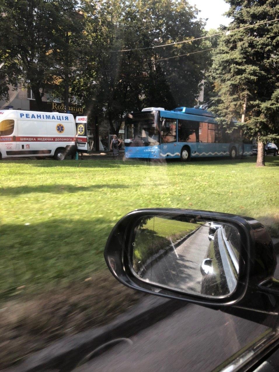 Водитель съехал на газон