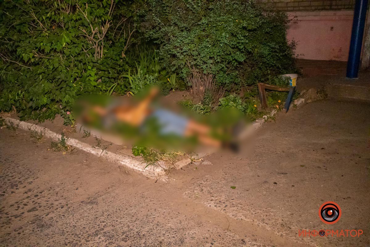 Мужчины обнаружили в кустах возле подъезда