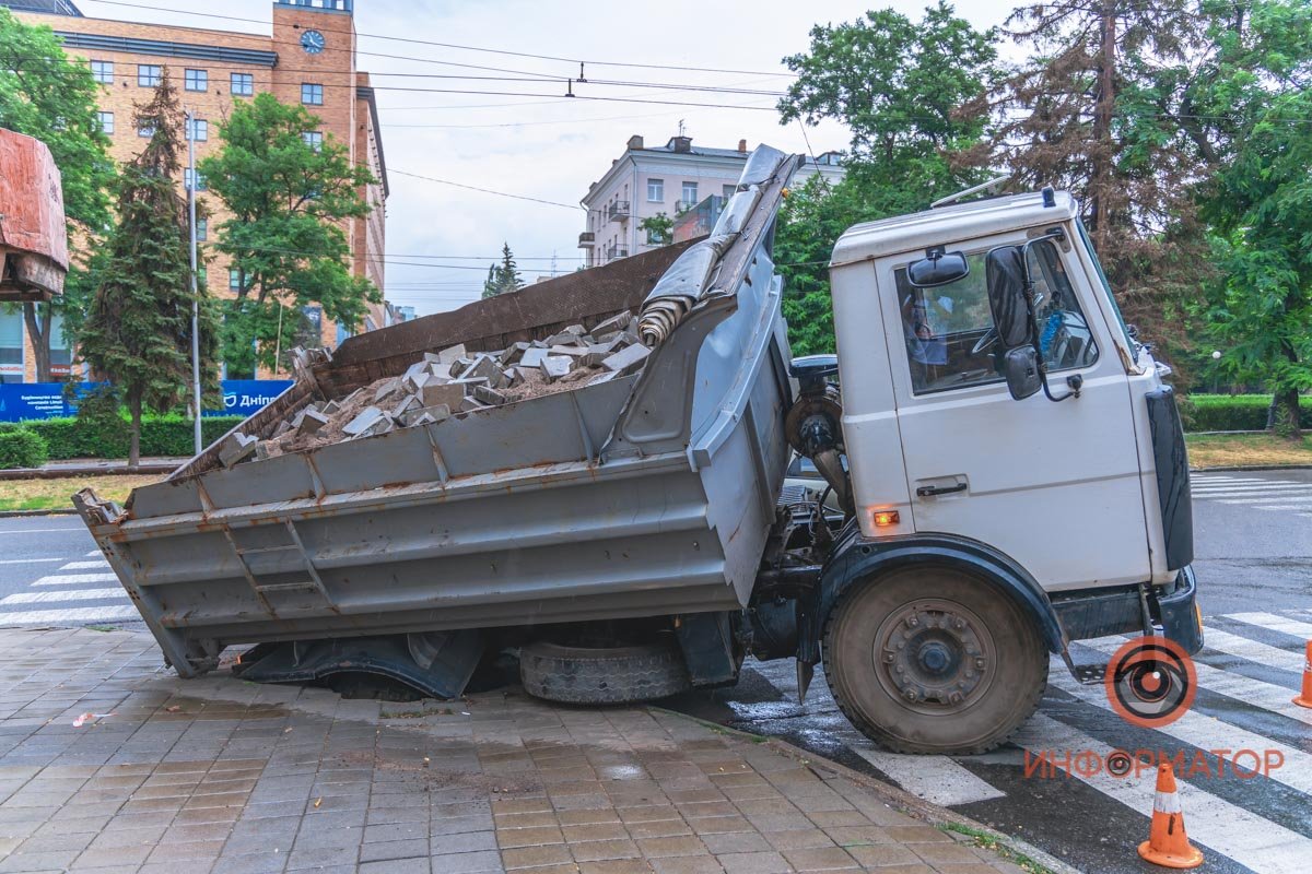 Грузовик груженный тротуарной плиткой Грузовик груженный тротуарной плиткой