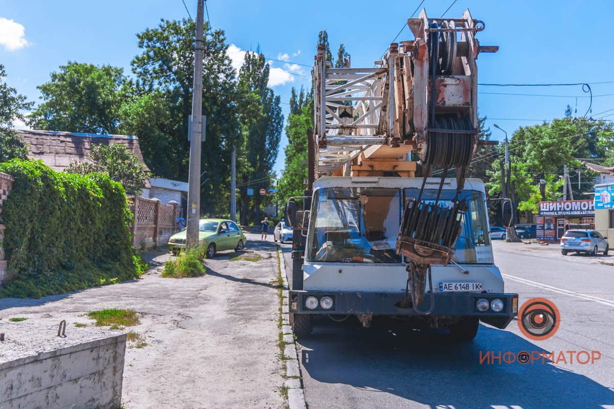 Легковушка стояла на обочине Легковушка стояла на обочине