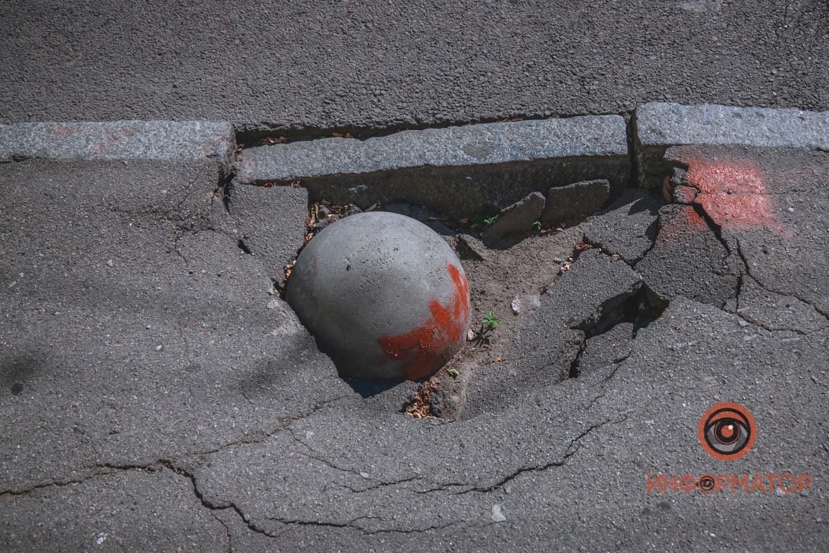 Асфальт обвалился на краю тротуара