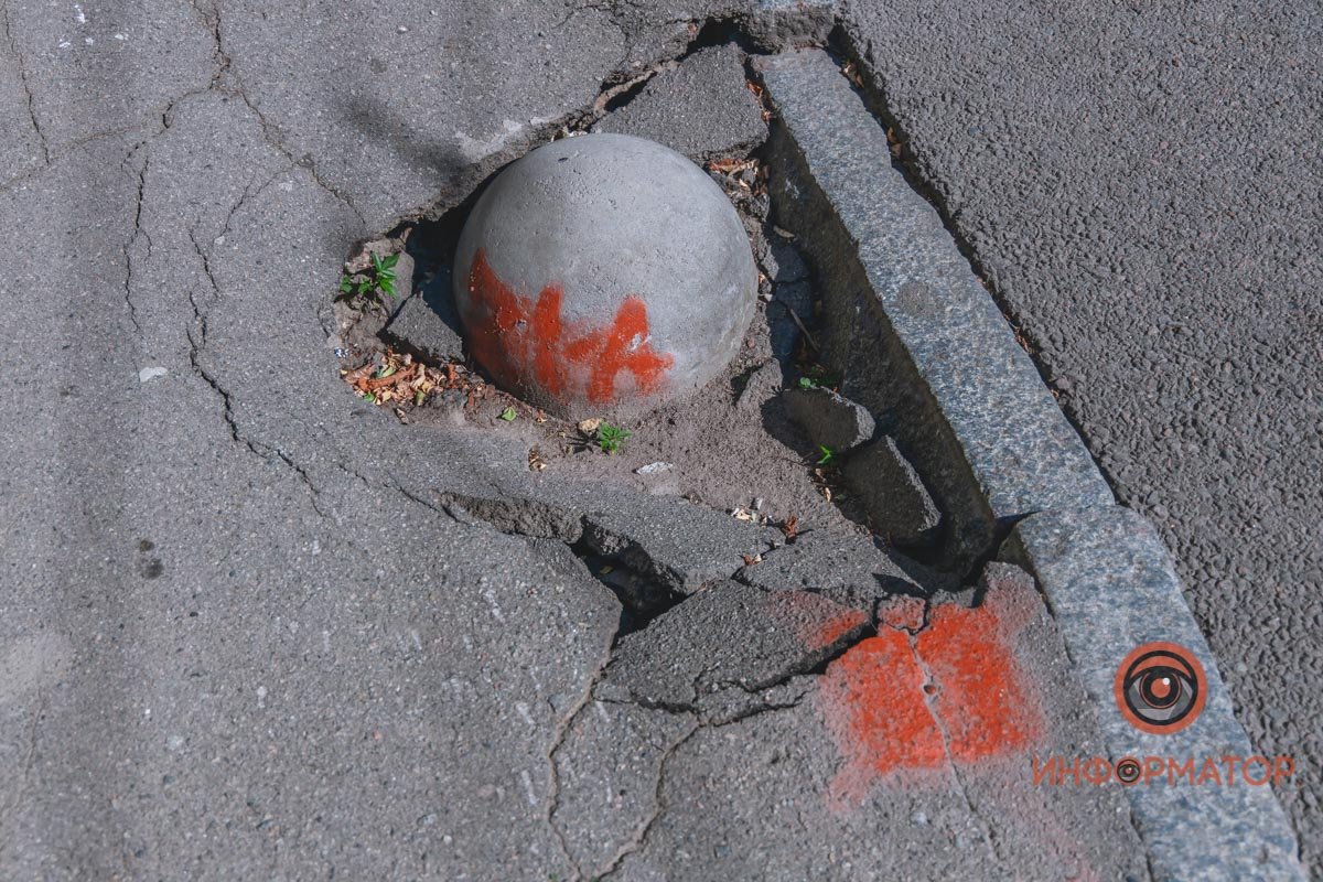 В провал угодил антипарковочный столбик