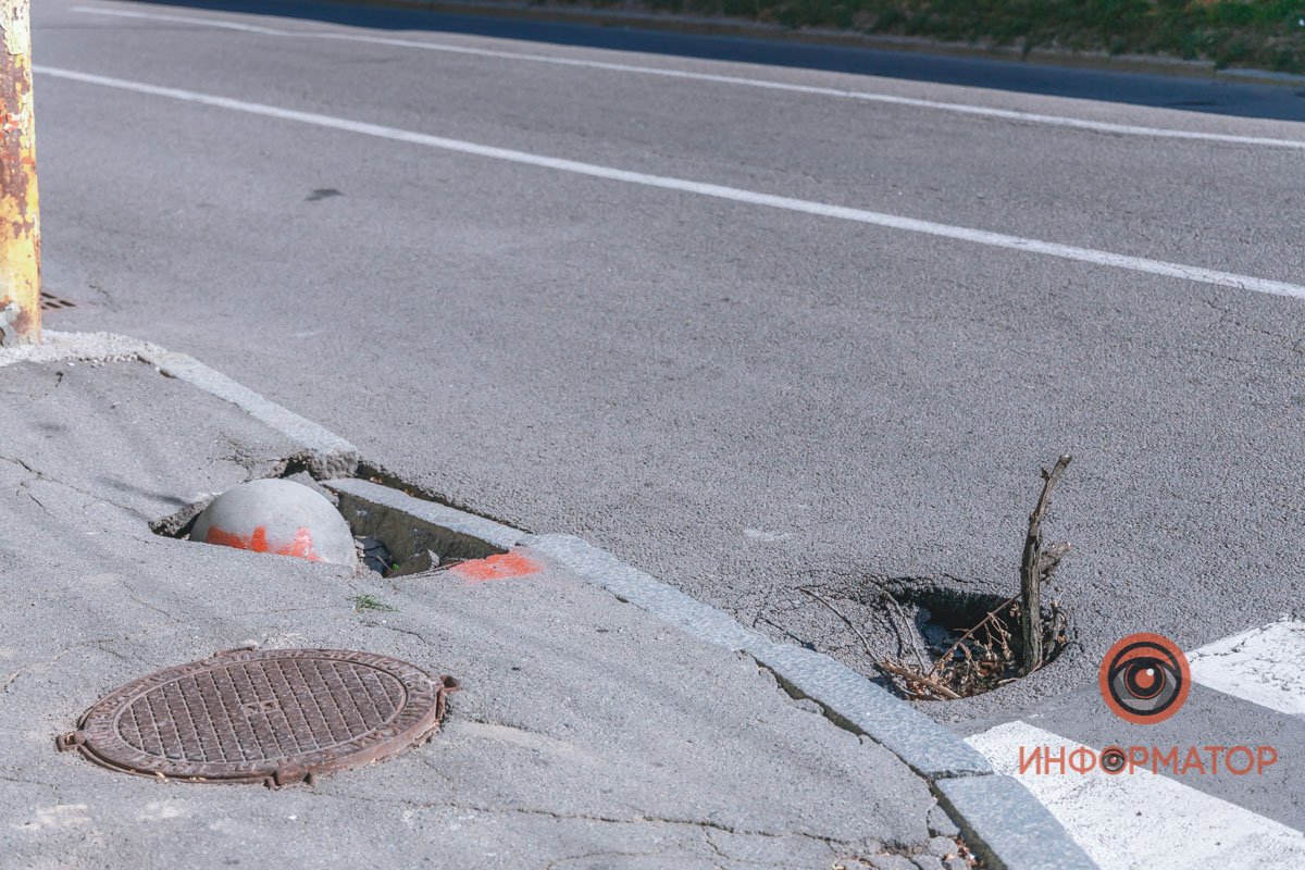 В Днепре на перекрестке Яворницкого и улицы Ефремова обвалился асфальт 7