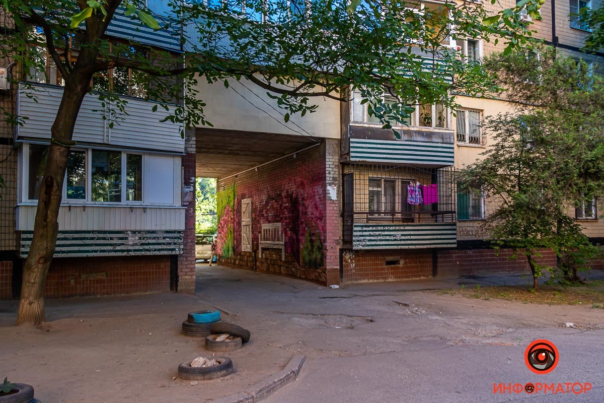 Мурал появился в арке дома №15 на Тополе-1