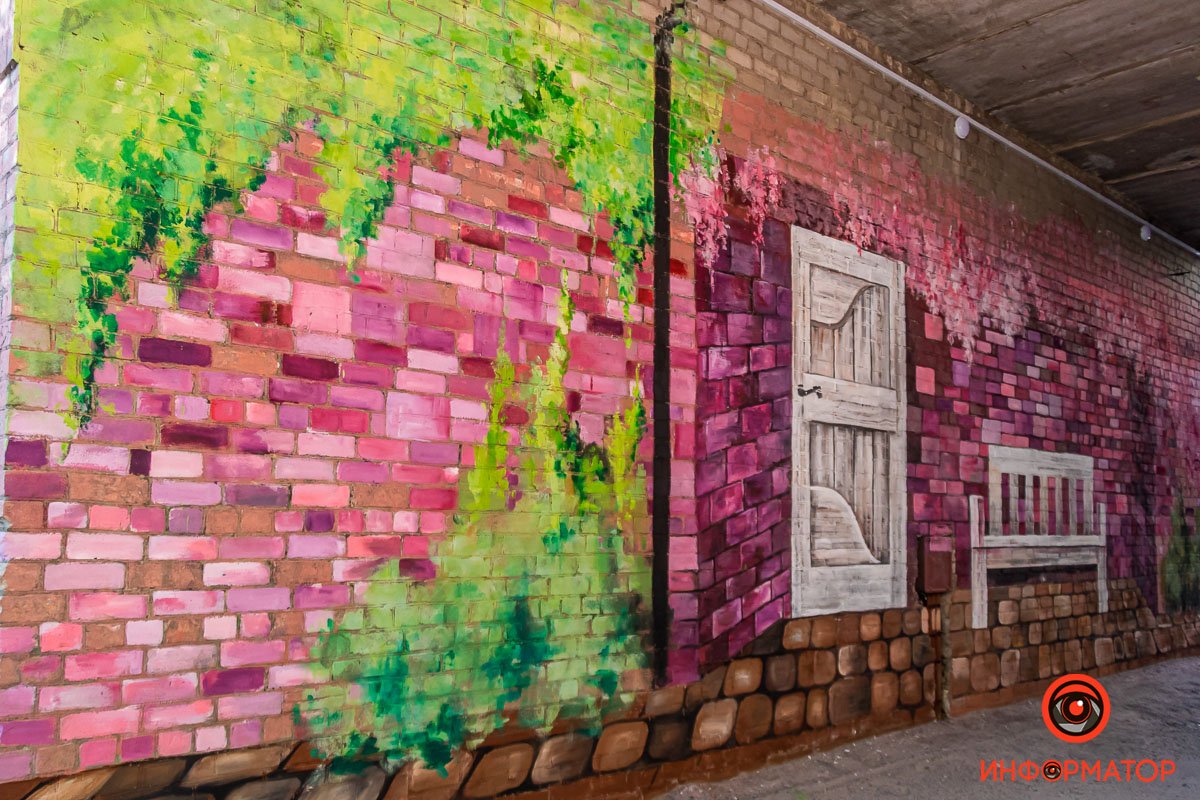 Стена увешена зеленью