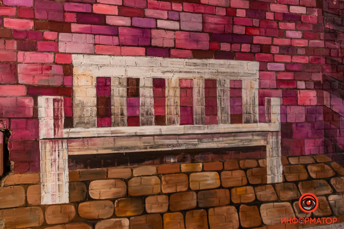 Под ветвями - скамейка