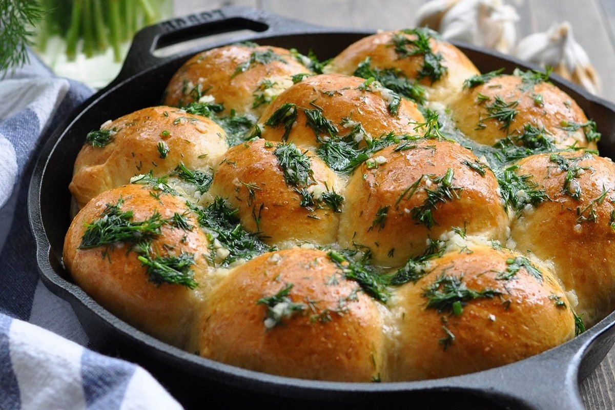 Домашний шеф: как приготовить воздушные чесночные пампушки с начинкой 1