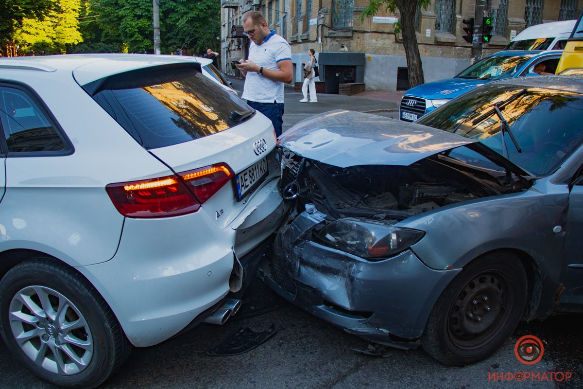 Столкнулись Mazda, Audi, Mitsubishi и маршрутка № 136 Столкнулись Mazda, Audi, Mitsubishi и маршрутка № 136