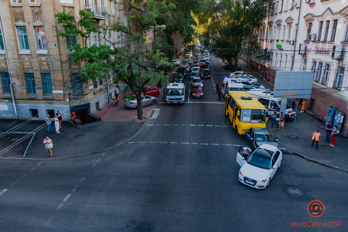 На место сразу же направили несколько экипажей полиции и бригады скорой помощи На место сразу же направили несколько экипажей полиции и бригады скорой помощи
