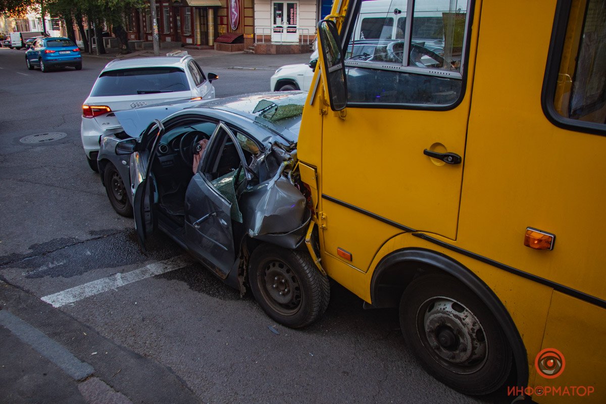 Предварительно, у маршрутки отказали тормоза Предварительно, у маршрутки отказали тормоза