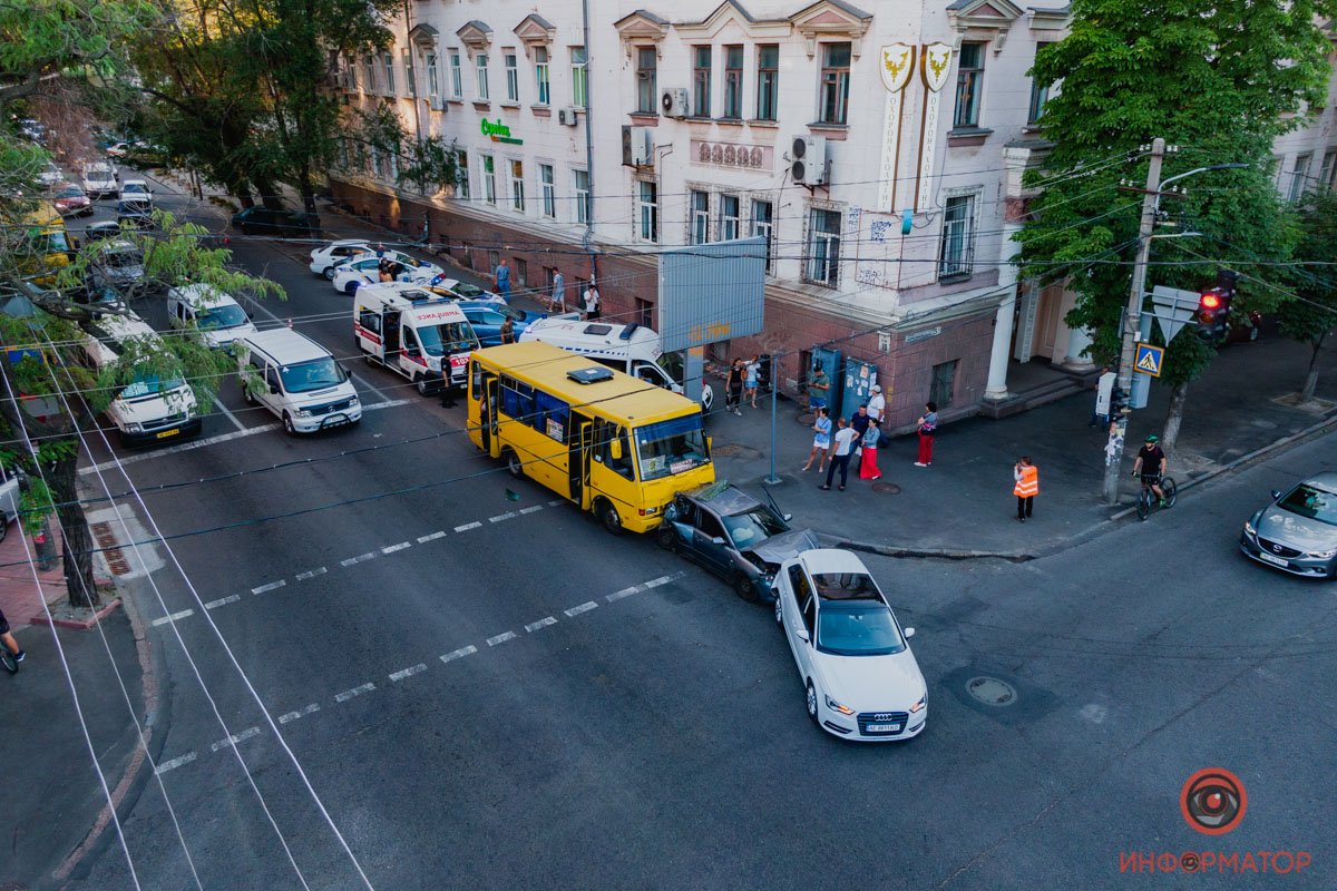 Авария стала причиной большой пробки Авария стала причиной большой пробки