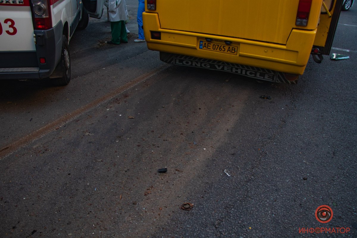 После удара маршрутка протащила Mazda пару метров После удара маршрутка протащила Mazda пару метров