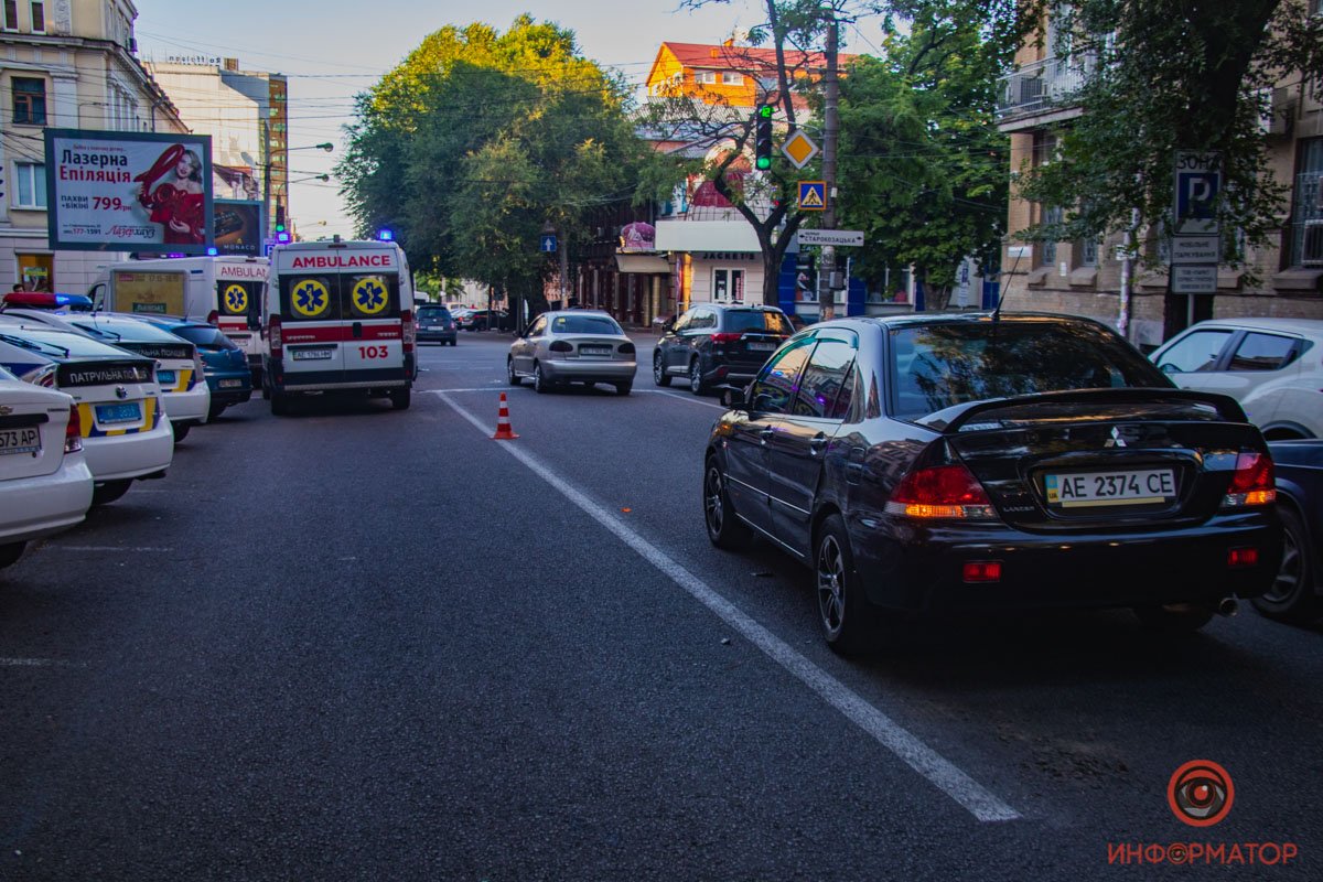 Водитель Mitsubishi успел увильнуть от автобуса, но тот снес ему боковое зеркало Водитель Mitsubishi успел увильнуть от автобуса, но тот снес ему боковое зеркало