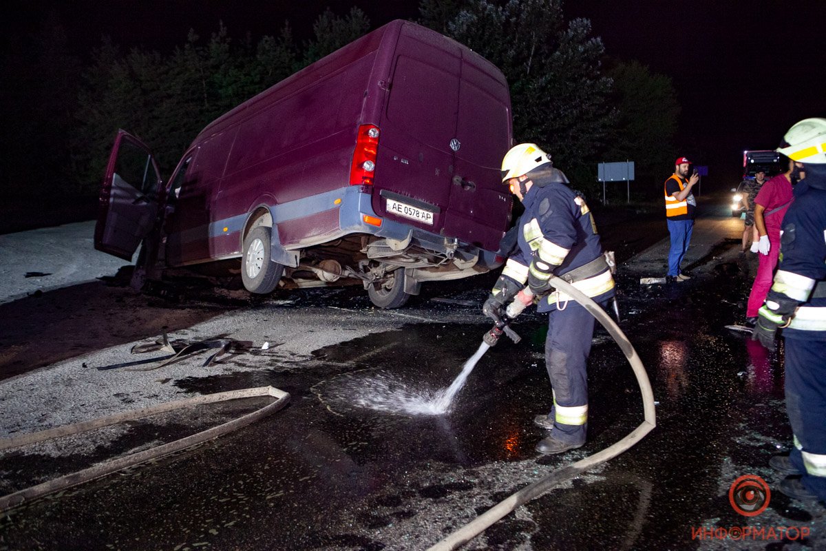 Спасатели смыли топливо с проезжей части