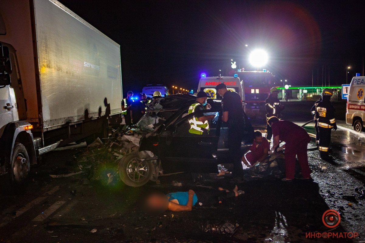 Два пассажира — 54-летний мужчина и 32-летняя женщина — погибли на месте