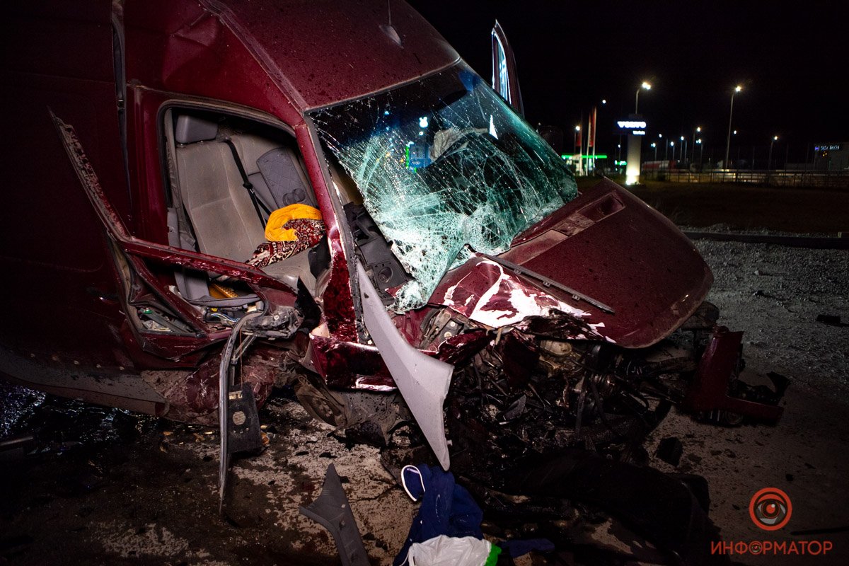 В салоне Volkswagen были двое мужчин