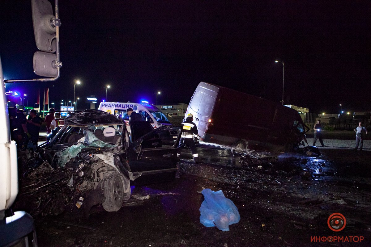 На месте работали несколько экипажей патрульной полиции, три бригады скорой помощи и два пожарных расчета