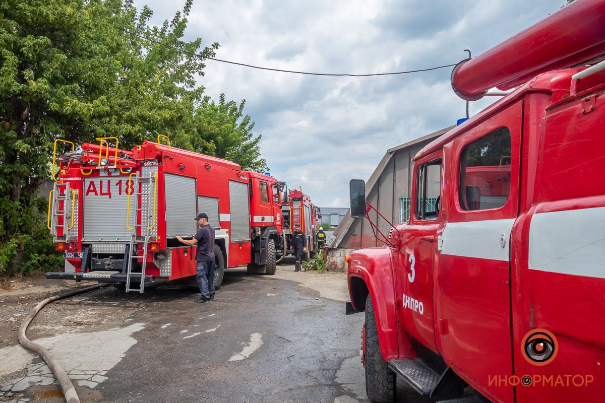 В Днепре на Тверской горел склад: дым тянуло на жилые дома 7