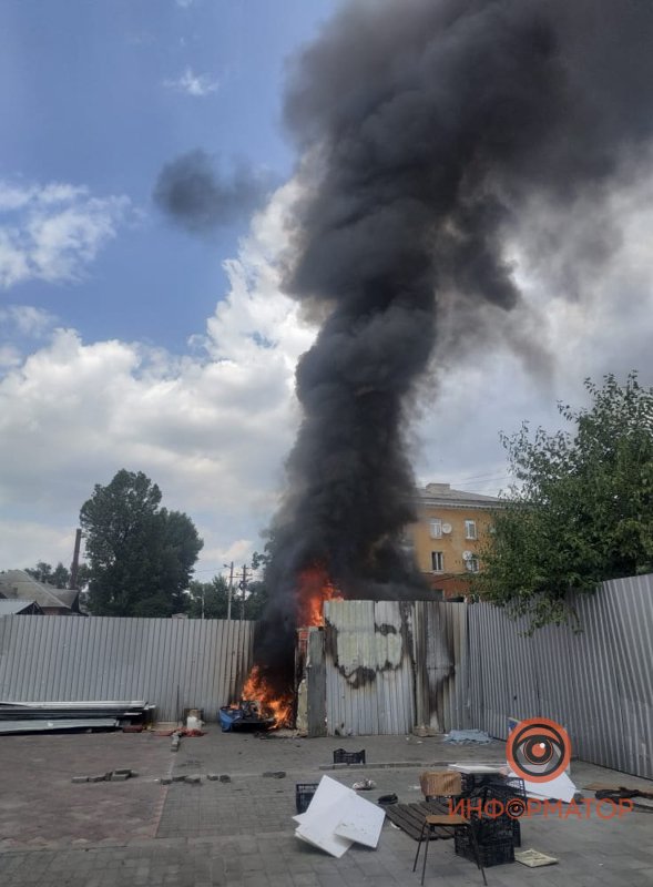 В Днепре на Артековской горела сторожевая будка на стоянке 1