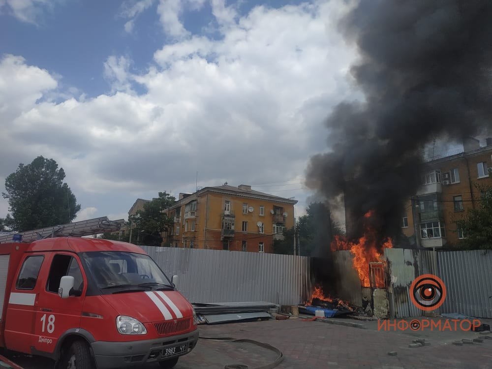В Днепре на Артековской горела сторожевая будка на стоянке 2