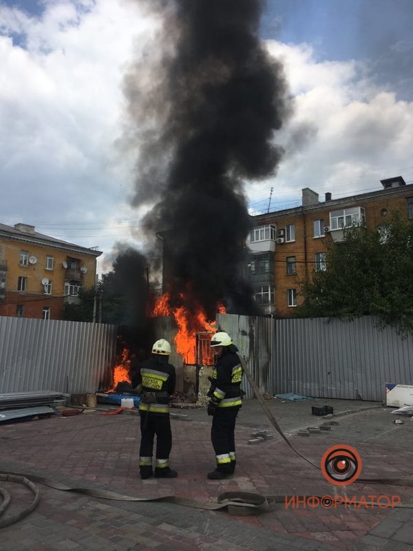 В Днепре на Артековской горела сторожевая будка на стоянке 3