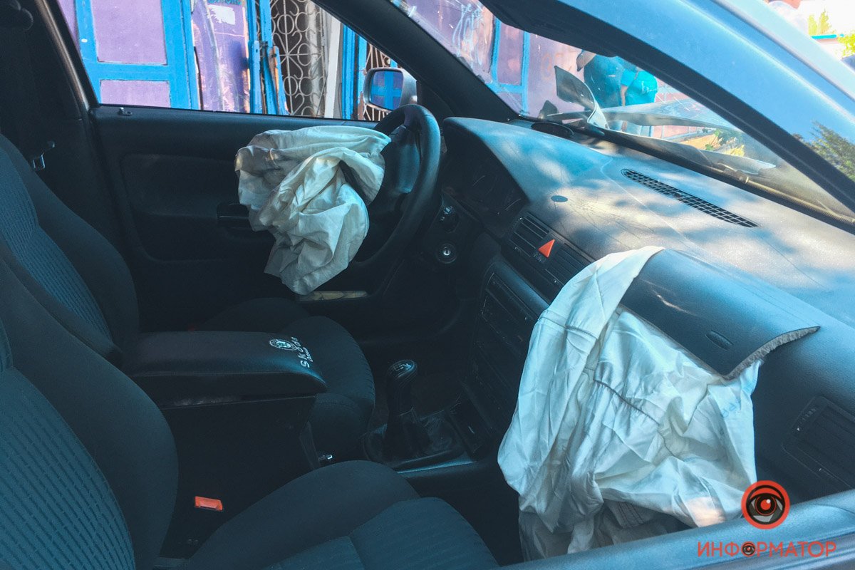 В Днепре на Каруны Skoda влетела в здание 2