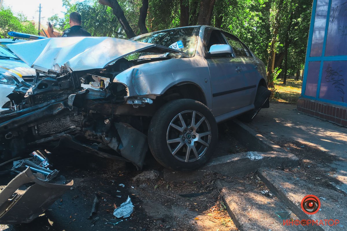 В Днепре на Каруны Skoda влетела в здание 3