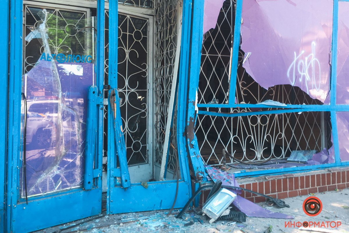 В Днепре на Каруны Skoda влетела в здание 4